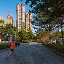 宽阔的行人径为缓跑者提供足够空间，可以在开阔的绿化环境中享受缓跑之乐。